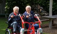 To glade damer på en cykel